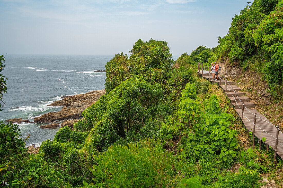 Blick auf ein Paar auf einem Wanderweg an der Mündung des Storms River, Tsitsikamma National Park, Garden Route National Park, Südafrika, Afrika