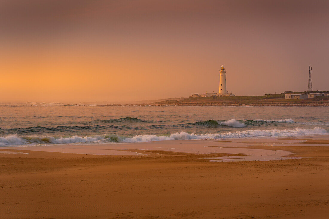 Blick auf den Strand und den Seal Point-Leuchtturm bei Sonnenaufgang, Cape St. Francis, Ostkap-Provinz, Südafrika, Afrika