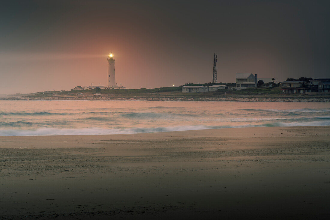 Blick auf den Strand und den Seal Point-Leuchtturm bei Sonnenaufgang, Cape St. Francis, Ostkap-Provinz, Südafrika, Afrika