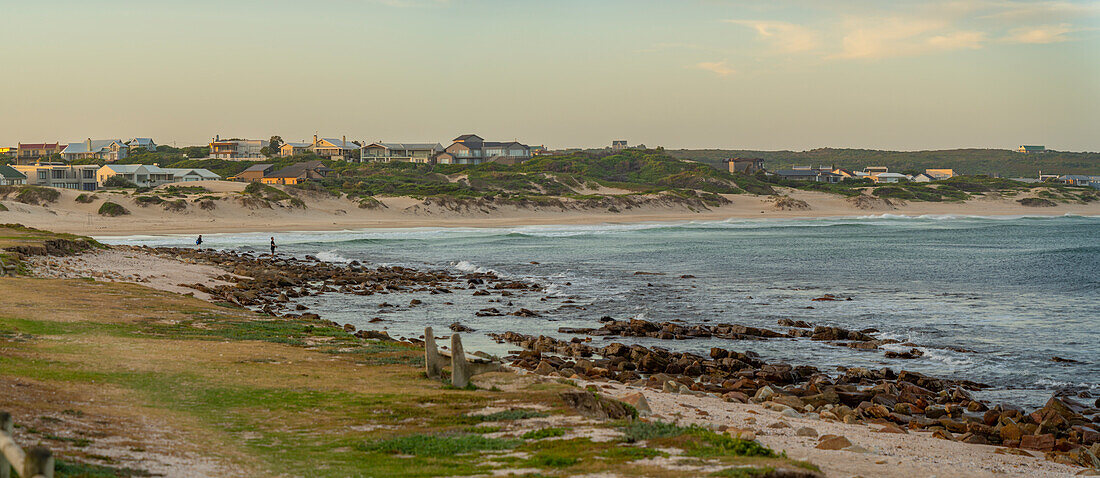 Blick auf Stadt, Wellen und Strand, Cape St. Francis, Ostkap-Provinz, Südafrika, Afrika