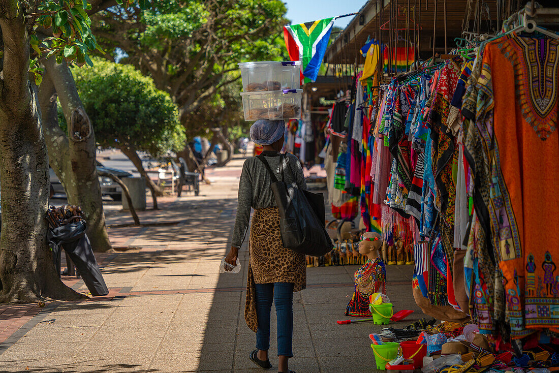 Blick auf bunte Souvenirs auf der Promenade, Durban, Provinz KwaZulu-Natal, Südafrika, Afrika