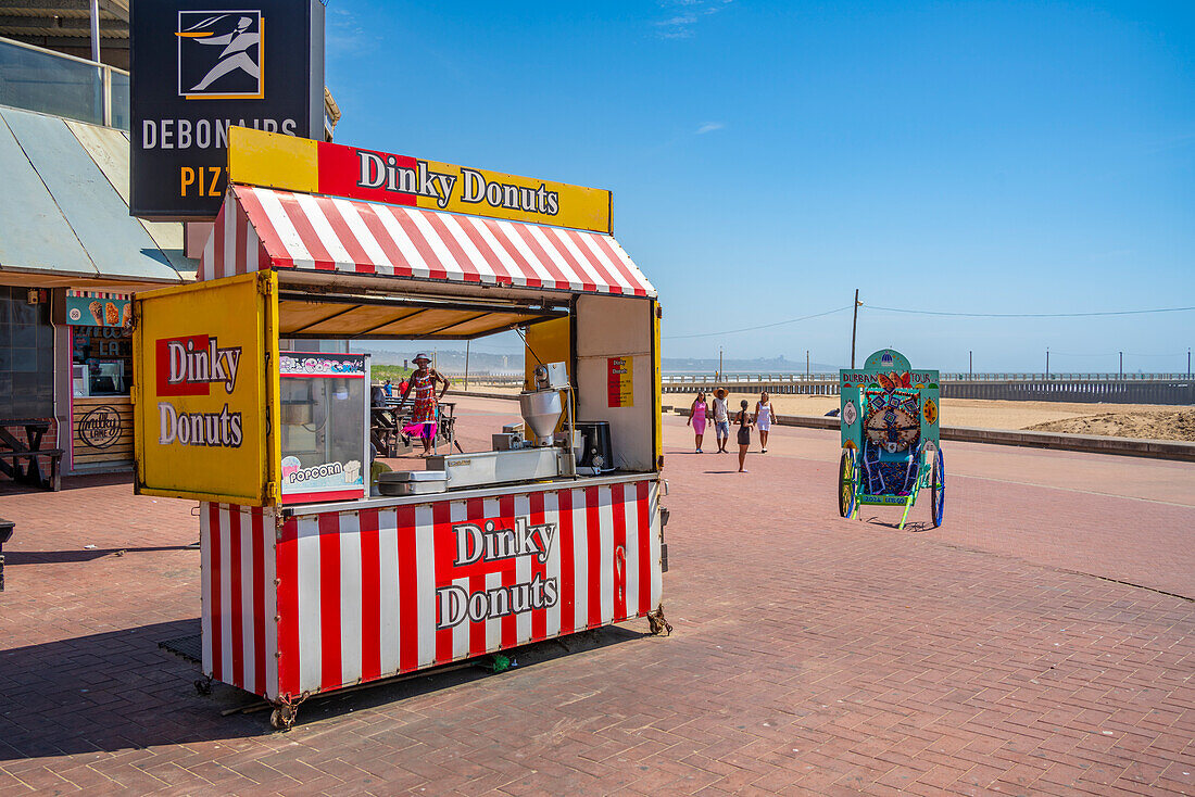 Blick auf Dinky Donuts-Stand an der Promenade und Hotels, Durban, Provinz KwaZulu-Natal, Südafrika, Afrika