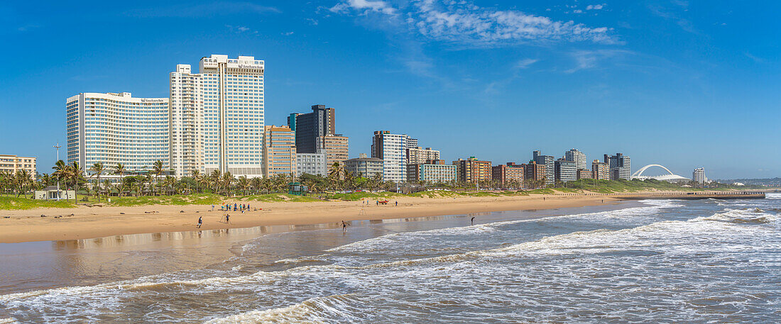 Blick auf Strandpromenade, Strand und Hotels vom Pier im Indischen Ozean, Durban, Provinz KwaZulu-Natal, Südafrika, Afrika