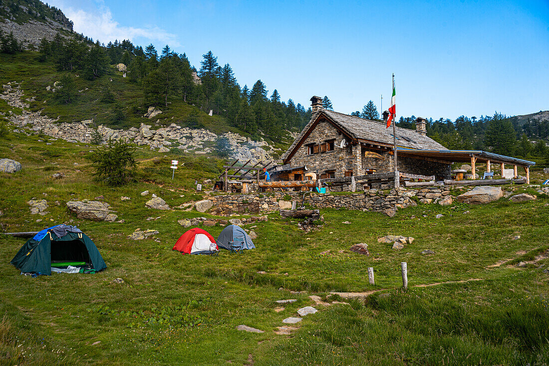 Rifugio Gattascosa, mit Zelten und Berghütte an einem Sommertag, Italienische Alpen, Italien, Europa