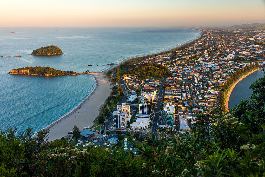 Luftaufnahme des Mount Maunganui bei Sonnenuntergang, Tauranga, Bay of Plenty, Nordinsel, Neuseeland, Pazifik