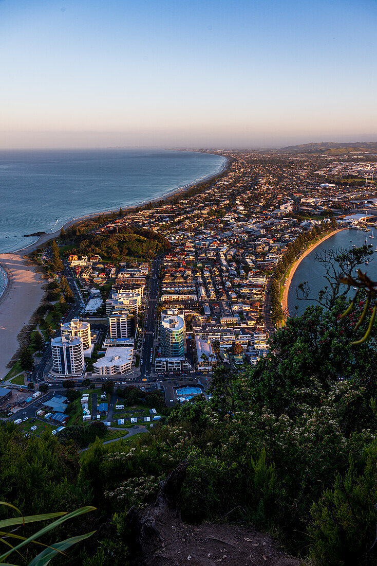 Sonnenuntergang Skyline von Mount Maunganui, Tauranga, Bay of Plenty, Nordinsel, Neuseeland, Pazifik