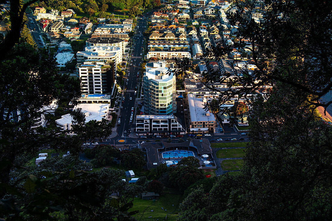 Luftaufnahme vom Mount Maunganui von Hotel und Wohngebiet im Abendlicht, Tauranga, Bay of Plenty, Nordinsel, Neuseeland, Pazifik