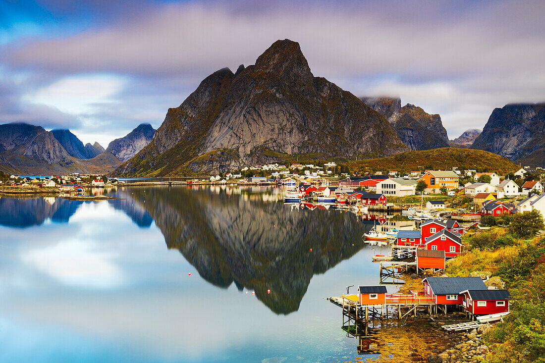 Eine Langzeitbelichtung, um den Sonnenaufgang in der Reine-Bucht an einem Herbsttag einzufangen, Reine, Moskenesoya, Lofoten-Inseln, Nordland, Norwegen, Skandinavien, Europa