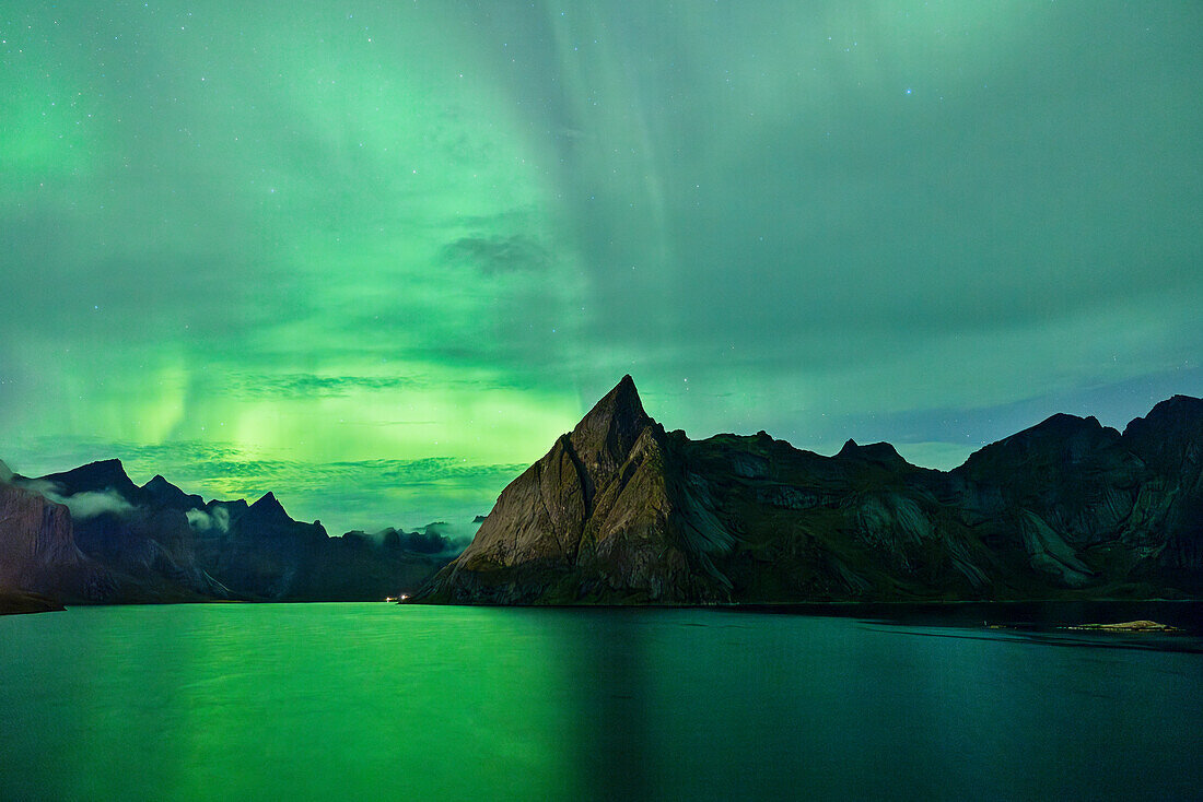 Nordlicht (Aurora Borealis) füllt den Himmel über der Reine-Bucht während einer Herbstnacht, Reine, Moskenesoya, Lofoten-Inseln, Nordland, Norwegen, Skandinavien, Europa