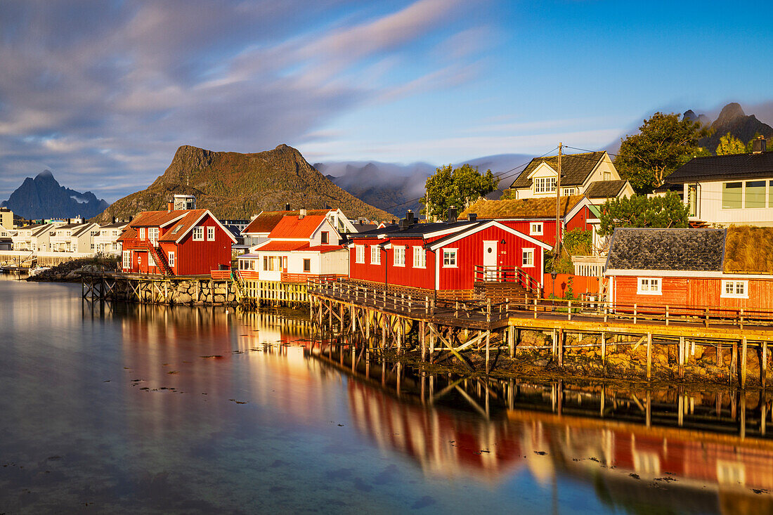 Langzeitbelichtung, um das Licht des Sonnenaufgangs in Svolvaer einzufangen, während eines Herbsttages, Svolvaer, Lofoten, Nordland, Norwegen, Skandinavien, Europa