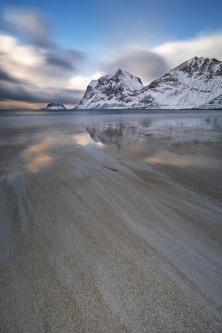 Langzeitbelichtung, um das Nachmittagslicht am Strand von Haukland einzufangen, mit Schnee auf dem Berg, Lofoten Inseln, Nordland, Norwegen, Skandinavien, Europa