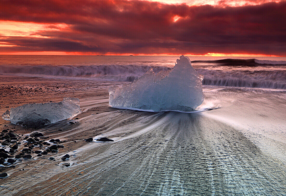 Breioamerkursandur (Diamantstrand) in der Nähe der Gletscherlagune Jokulsarlon, bei Sonnenaufgang (Morgendämmerung), Vatnajokull-Nationalpark, Südisland, Polarregionen