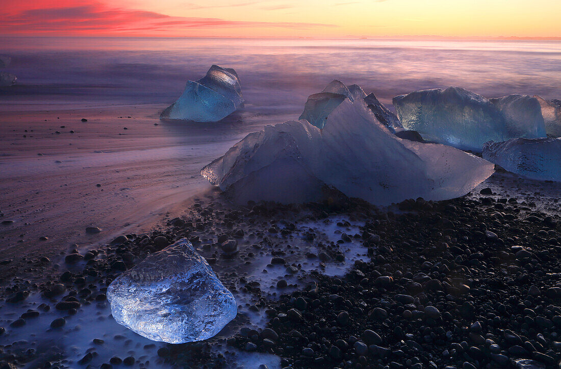 Breioamerkursandur (Diamantstrand) in der Nähe der Gletscherlagune Jokulsarlon, bei Sonnenaufgang (Morgendämmerung), Vatnajokull-Nationalpark, Südisland, Polarregionen