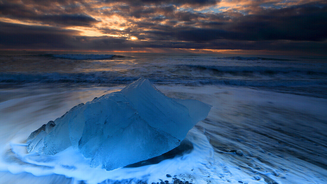 Breioamerkursandur (Diamantstrand) in der Nähe der Gletscherlagune Jokulsarlon, bei Sonnenaufgang (Morgendämmerung), Vatnajokull-Nationalpark, Südisland, Polarregionen