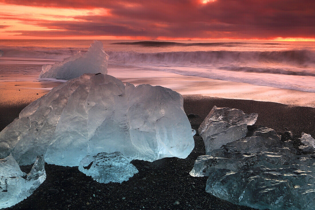 Breioamerkursandur (Diamantstrand) in der Nähe der Gletscherlagune Jokulsarlon, bei Sonnenaufgang (Morgendämmerung), Vatnajokull-Nationalpark, Südisland, Polarregionen