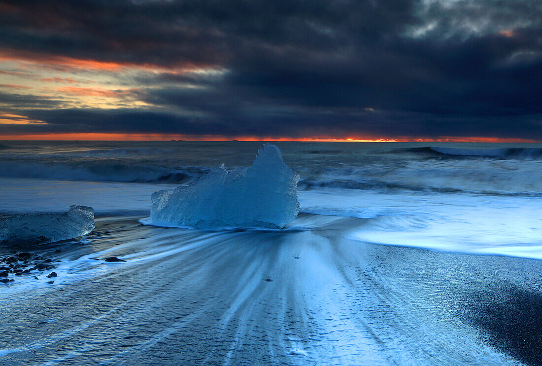 Breioamerkursandur (Diamantstrand) in der Nähe der Gletscherlagune Jokulsarlon, bei Sonnenaufgang (Morgendämmerung), Vatnajokull-Nationalpark, Südisland, Polarregionen