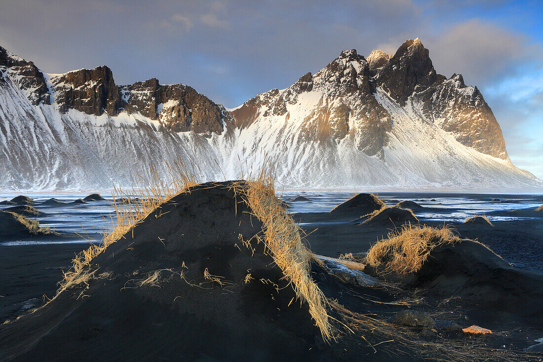 Berg Vestrahorn und Strand von Stokksnes, Südostisland, Polargebiete