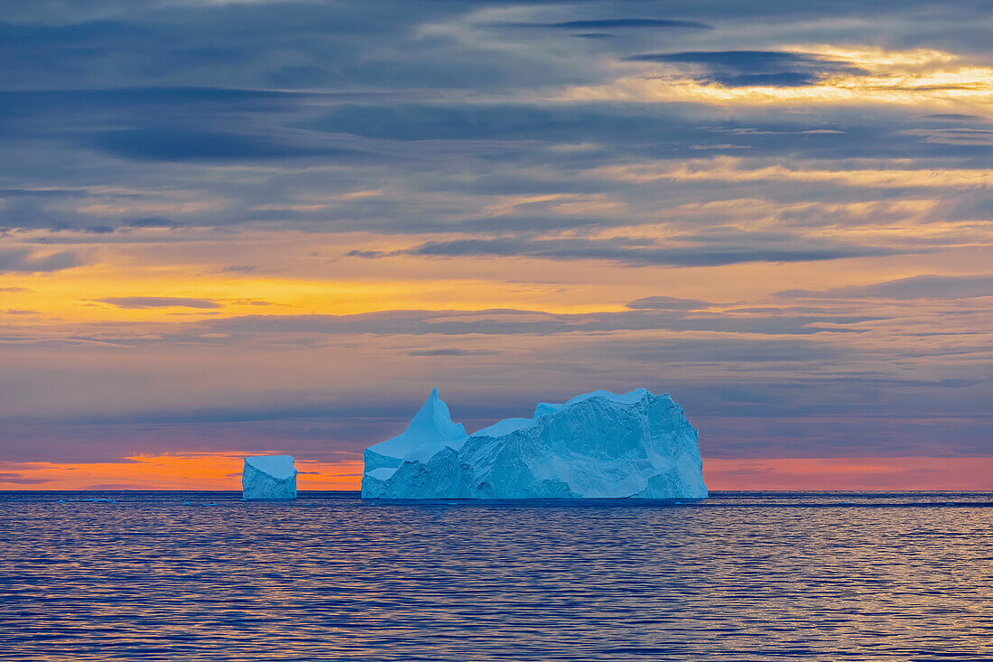 Sonnenuntergangsglühen, Eisberg schwimmt bei Sonnenuntergang, Antarktis, Polargebiete