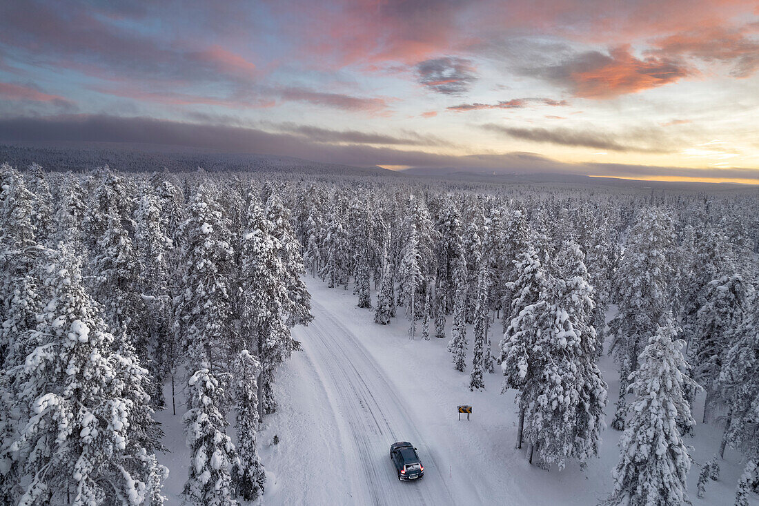 Autofahrt durch den verschneiten Wald in der dramatischen Winterlandschaft von Finnisch-Lappland nach Schneefall, in der Abenddämmerung, Muonio, Finnland, Skandinavien, Europa