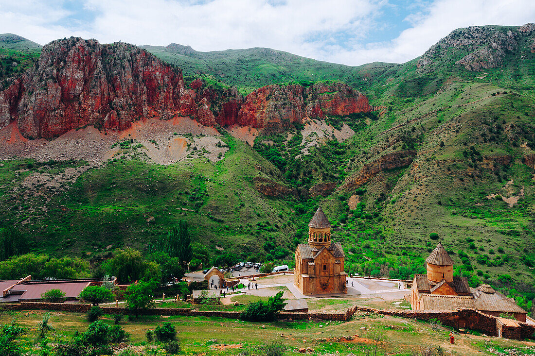 Das Noravank-Kloster und die roten Berge von Vayots Dzor, Armenien (Hayastan), Kaukasus, Zentralasien, Asien