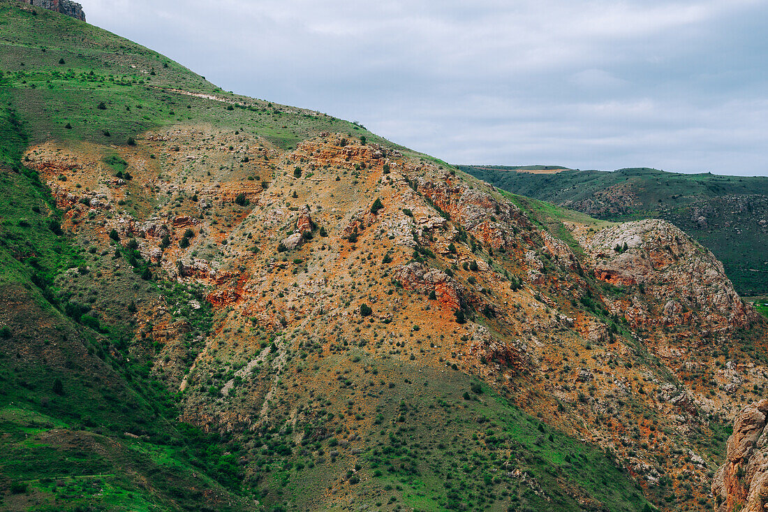 Die roten Berge von Vayots Dzor beim Noravank-Kloster, Armenien (Hayastan), Kaukasus, Zentralasien, Asien