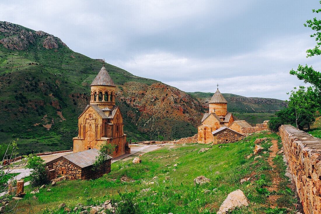 Das Noravank-Kloster und die roten Berge von Vayots Dzor, Armenien (Hayastan), Kaukasus, Zentralasien, Asien