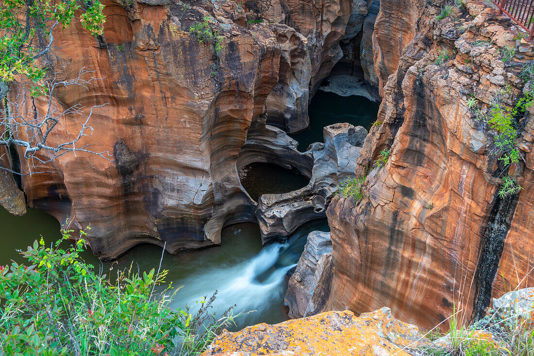 Blick auf einen Komplex aus glatten, zylindrischen Schlaglöchern und natürlichen Felsskulpturen bei Bourke's Luck Potholes, Blyde River Canyon Nature Reserve, Moremela, Mpumalanga Province, Südafrika, Afrika