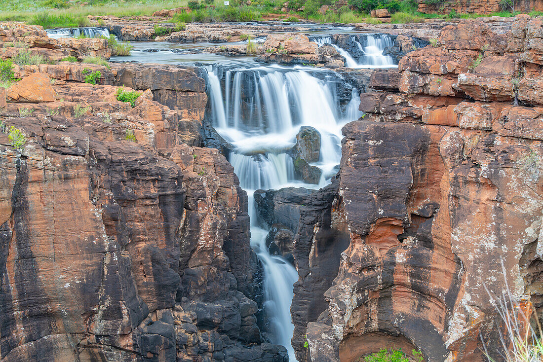 Blick auf Wasserfälle bei Bourke's Luck Potholes, Blyde River Canyon Nature Reserve, Moremela, Mpumalanga Province, Südafrika, Afrika