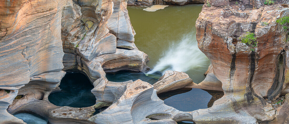 Blick auf einen Komplex aus glatten, zylindrischen Schlaglöchern und natürlichen Felsskulpturen bei Bourke's Luck Potholes, Blyde River Canyon Nature Reserve, Moremela, Mpumalanga Province, Südafrika, Afrika