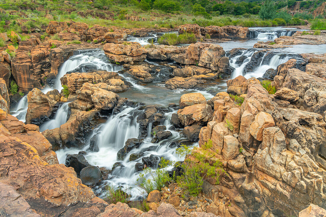 Blick auf Wasserfälle bei Bourke's Luck Potholes, Blyde River Canyon Nature Reserve, Moremela, Mpumalanga Province, Südafrika, Afrika