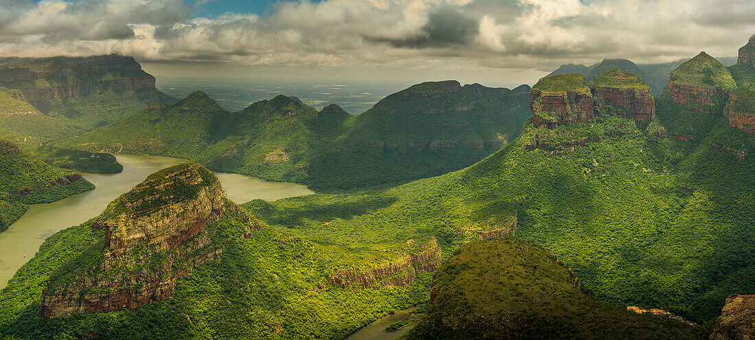 Blick auf den stimmungsvollen Himmel über den Three Rondavels im Blyde River Canyon, Provinz Mpumalanga, Südafrika, Afrika