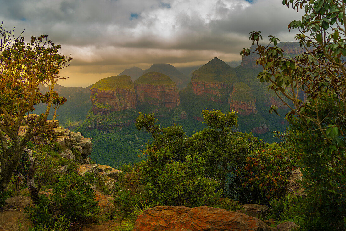 Blick auf den stimmungsvollen Himmel über den Three Rondavels im Blyde River Canyon, Provinz Mpumalanga, Südafrika, Afrika