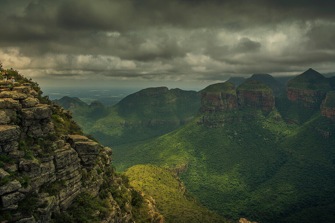 Blick auf den stimmungsvollen Himmel über den Three Rondavels im Blyde River Canyon, Provinz Mpumalanga, Südafrika, Afrika