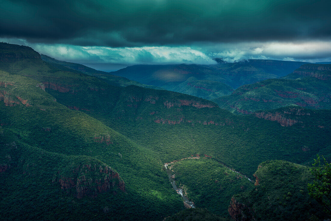 Blick auf den stimmungsvollen Himmel über dem Blyde River Canyon, Provinz Mpumalanga, Südafrika, Afrika