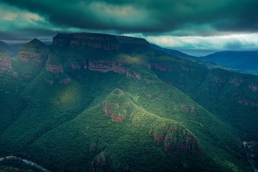 Blick auf den stimmungsvollen Himmel über den Three Rondavels im Blyde River Canyon, Provinz Mpumalanga, Südafrika, Afrika