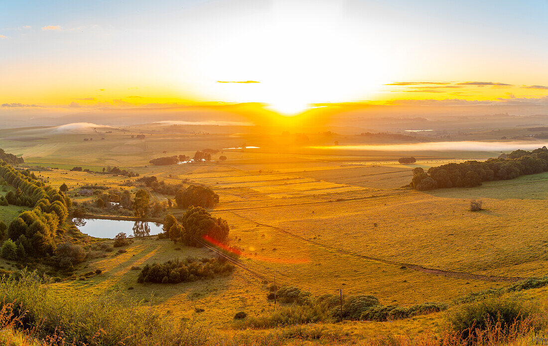 Blick auf die Landschaft vom Kloppenheim Country Estate bei Sonnenaufgang, Machadodorp, Provinz Mpumalanga, Südafrika, Afrika