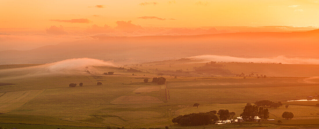 Blick auf die Landschaft vom Kloppenheim Country Estate bei Sonnenaufgang, Machadodorp, Provinz Mpumalanga, Südafrika, Afrika