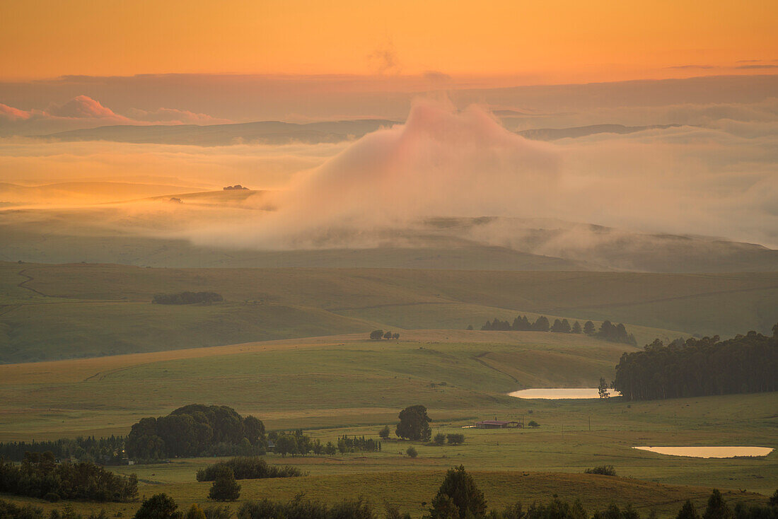 Blick auf die Landschaft vom Kloppenheim Country Estate bei Sonnenaufgang, Machadodorp, Provinz Mpumalanga, Südafrika, Afrika