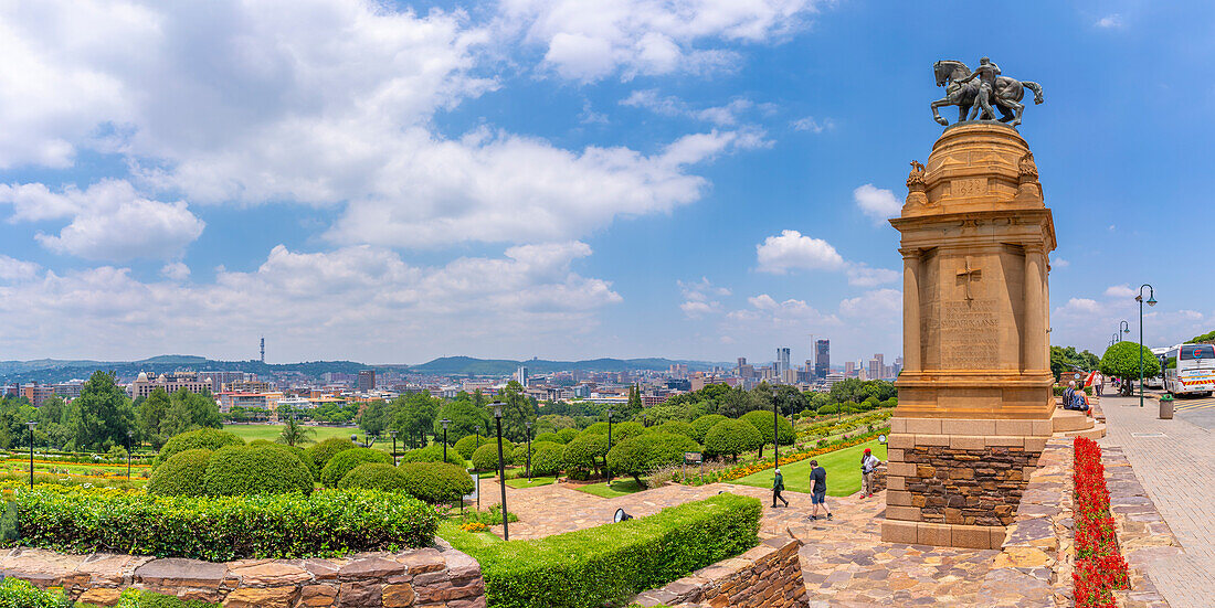 Blick auf das Delville Wood Memorial, die Skyline von Pretoria und die Union Buildings Gardens von den Union Buildings, Pretoria Central, Pretoria, Südafrika, Afrika