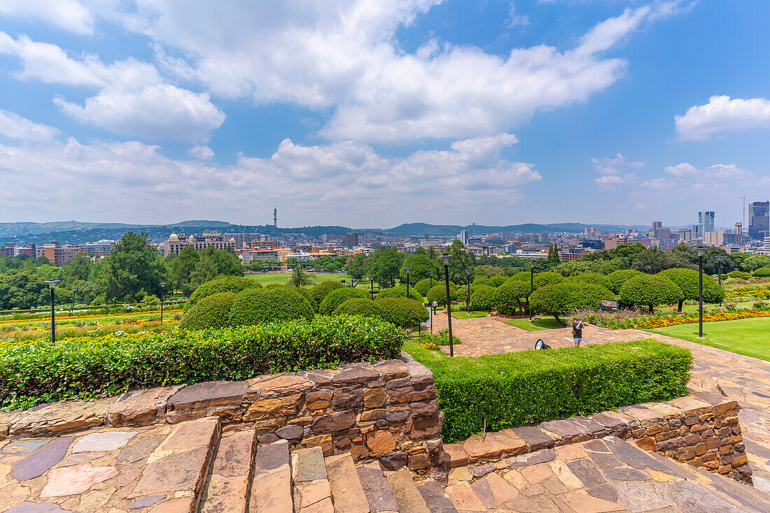 Blick auf die Skyline von Pretoria und die Union Buildings Gardens von den Union Buildings, Pretoria Central, Pretoria, Südafrika, Afrika