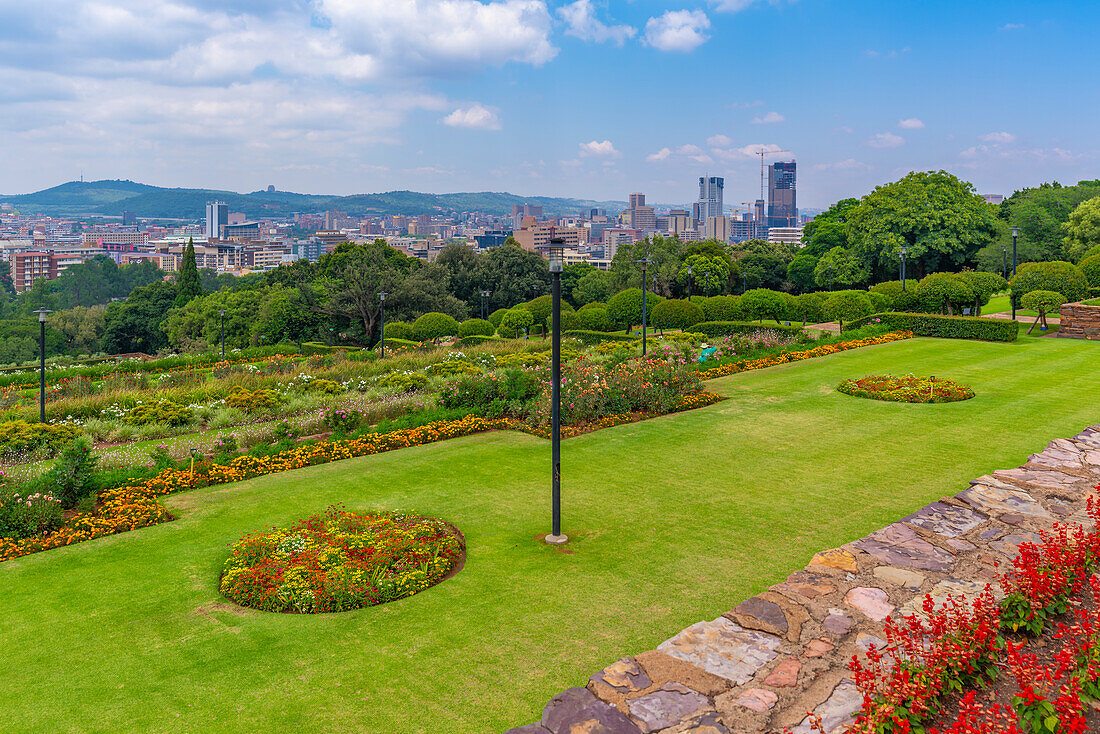 Blick auf die Skyline von Pretoria und die Union Buildings Gardens von den Union Buildings, Pretoria Central, Pretoria, Südafrika, Afrika