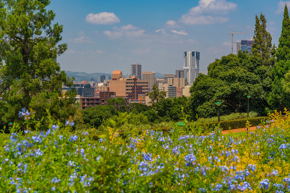 Blick auf die Skyline von Pretoria und die Union Buildings Gardens von den Union Buildings, Pretoria Central, Pretoria, Südafrika, Afrika