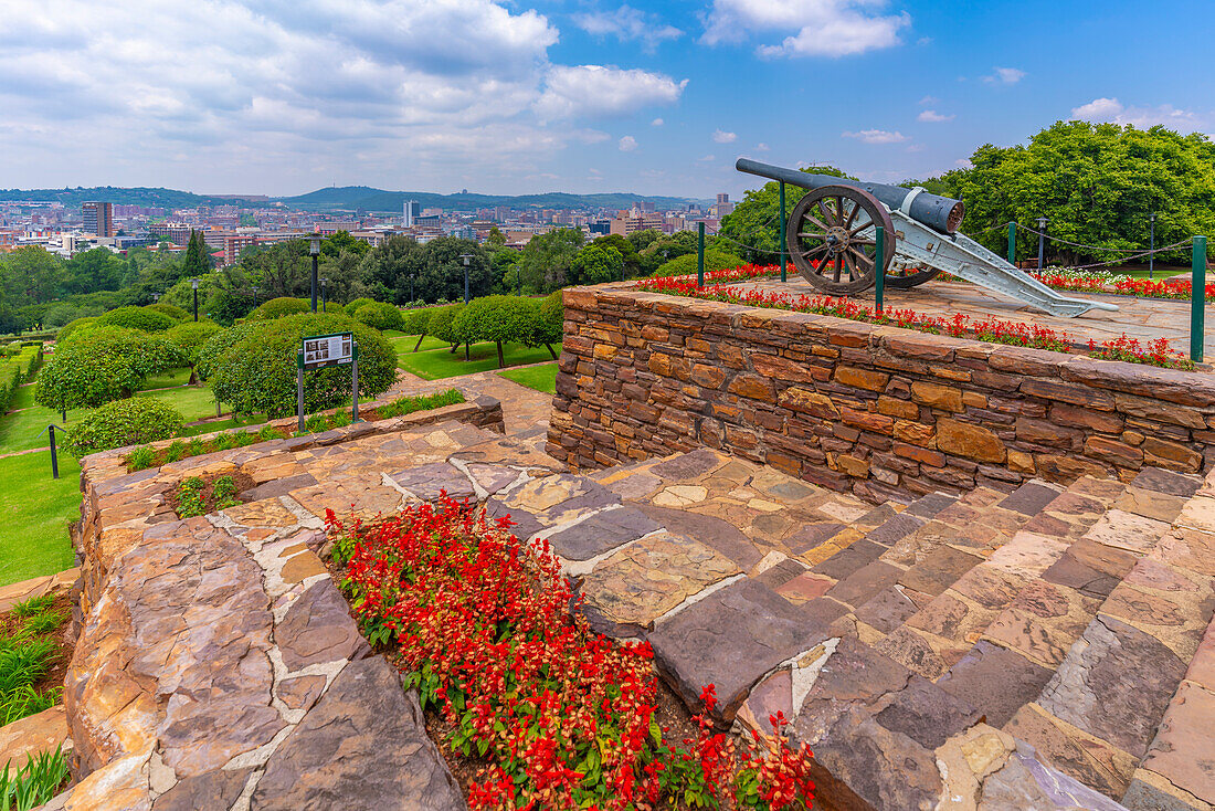 Blick auf die Skyline von Pretoria und die Union Buildings Gardens von den Union Buildings, Pretoria Central, Pretoria, Südafrika, Afrika