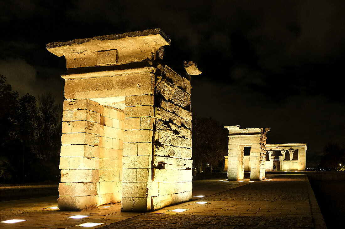 Blick auf den antiken nubischen Tempel von Debod, abgebaut im Rahmen der Internationalen Kampagne zur Rettung der Monumente Nubiens, wieder aufgebaut im Parque de la Montana, Madrid, Spanien, Europa