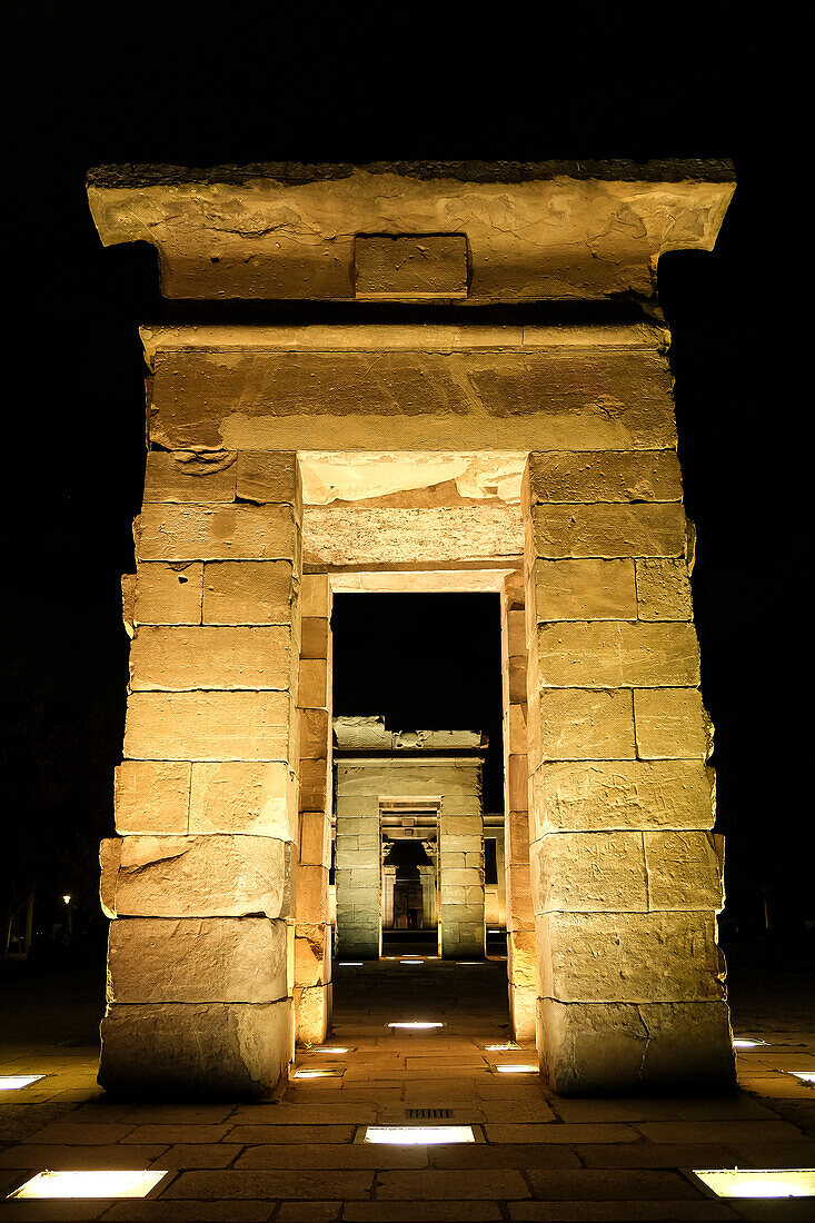 Blick auf den antiken nubischen Tempel von Debod, abgebaut im Rahmen der Internationalen Kampagne zur Rettung der Monumente Nubiens, wieder aufgebaut im Parque de la Montana, Madrid, Spanien, Europa