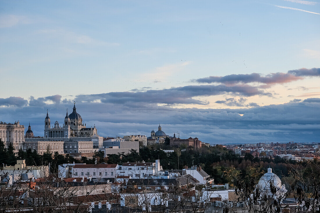 Blick auf den Königspalast von Madrid, die offizielle Residenz der spanischen Königsfamilie, vom Parque la Montana im Stadtzentrum, Madrid, Spanien, Europa