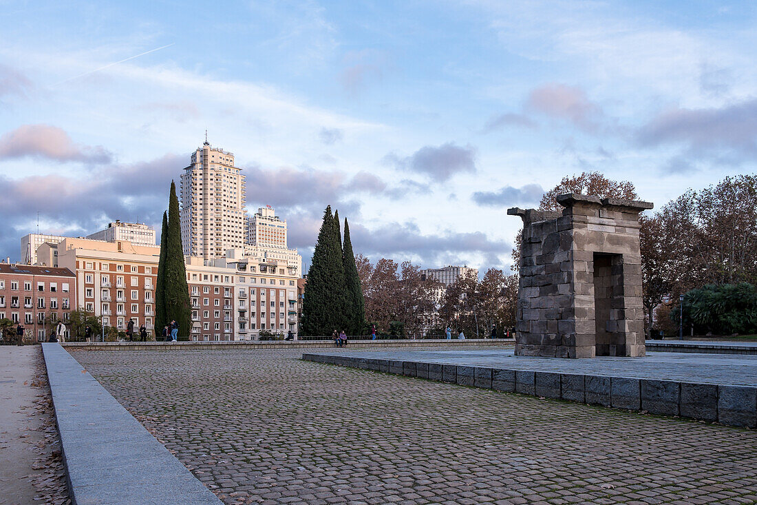 Blick auf den antiken nubischen Tempel von Debod, abgebaut im Rahmen der Internationalen Kampagne zur Rettung der Monumente Nubiens, wieder aufgebaut im Parque de la Montana, Madrid, Spanien, Europa