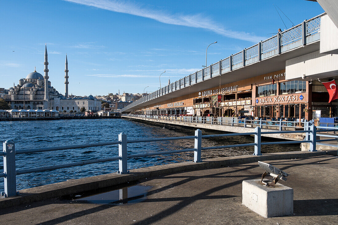 Stadtbild von der Galata-Brücke, die das Goldene Horn, einen Meeresarm, überspannt, mit der Neuen Moschee (Yeni Cami), einer osmanischen kaiserlichen Moschee und Wahrzeichen im Hintergrund, Istanbul, Türkei, Europa