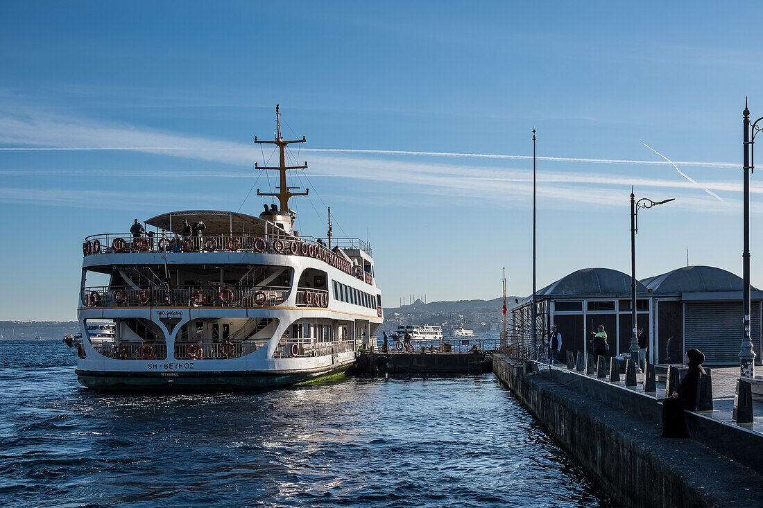 Blick auf die Eminonu-Wasserfront, ein wichtiger Hafen für Fähren, die den Bosporus überqueren, am südlichen Ende der Galata-Brücke über das Goldene Horn, Istanbul, Türkei, Europa