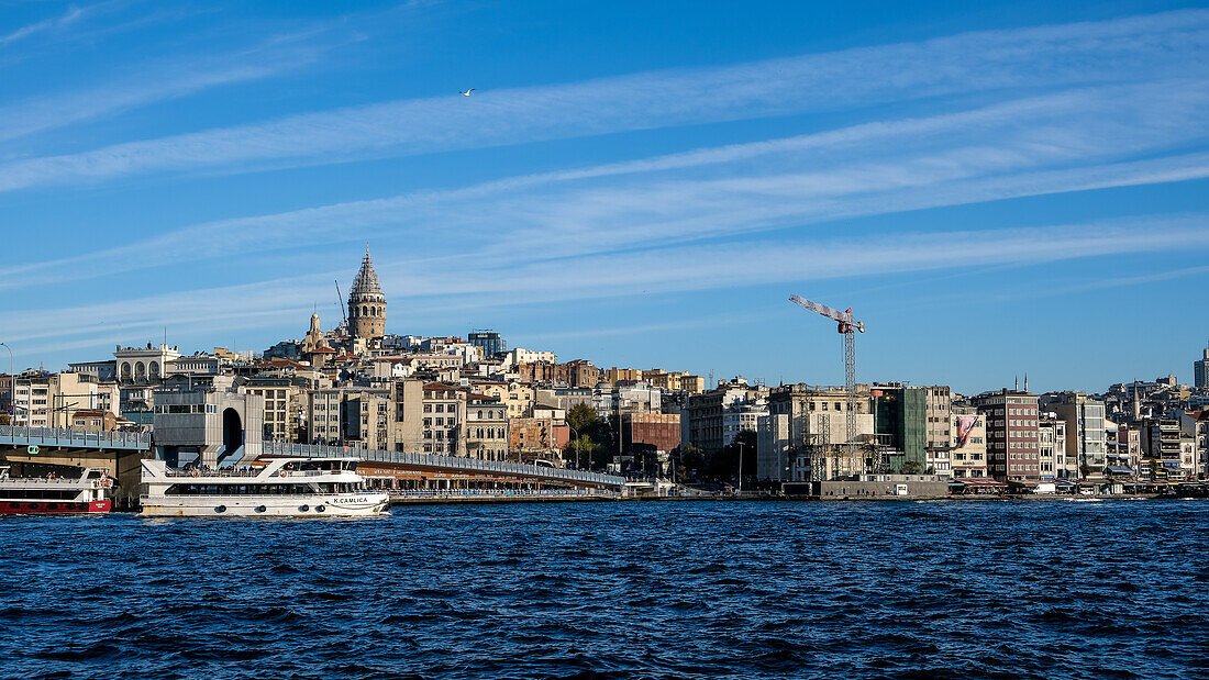 Stadtbild vom Fatih-Viertel mit dem Galata-Turm, einem alten genuesischen Turm im Galata-Teil des Beyoglu-Viertels, in der Ferne, Istanbul, Türkei, Europa